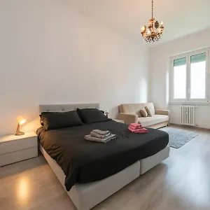 https://suite-centrale-9-guess-panoramico.italymilanhotels.net